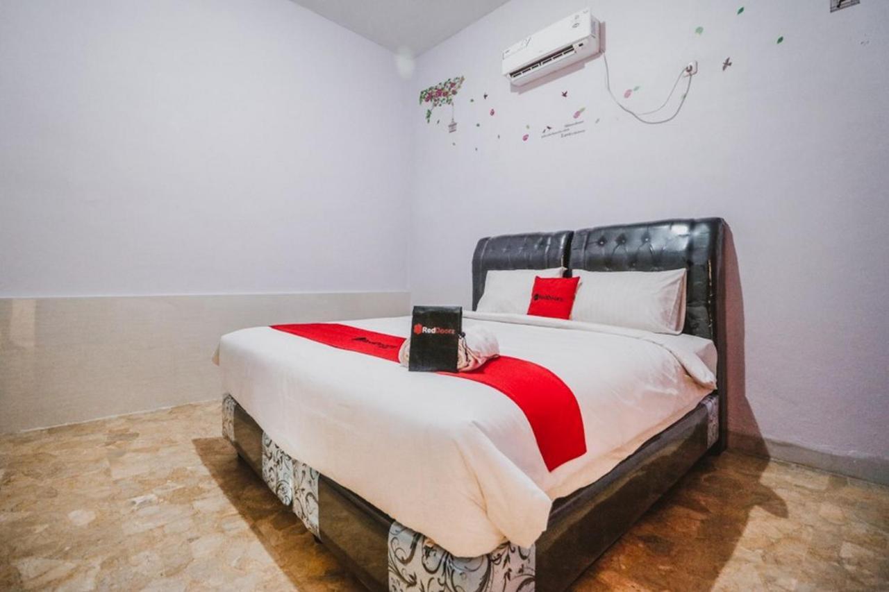 Хостел Reddoorz Near Millennium Ict Center Медан Экстерьер фото